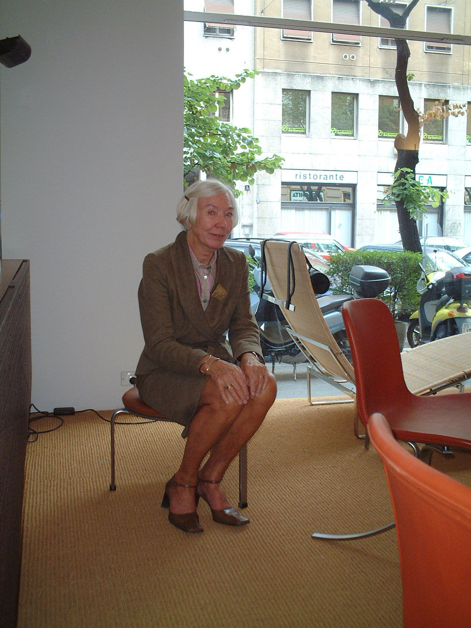 ottobre-2004-anne-kjaerholm-in-showroom